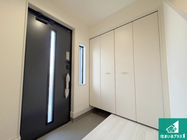 長浜市川崎町　新築一戸建ての玄関|シューズボックスにはたくさんの靴が収納できるので玄関周りはいつもスッキリ！ご家族が増えても安心！