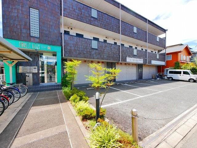 フォレストヒルズ一条のエントランス