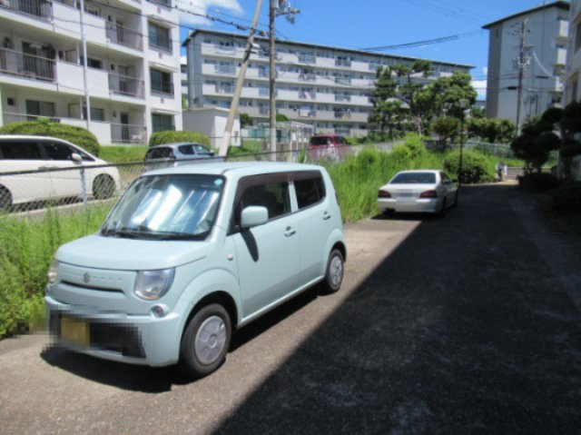 垂水上高丸住宅Ｃ棟の駐車場|駐車スペースもあります