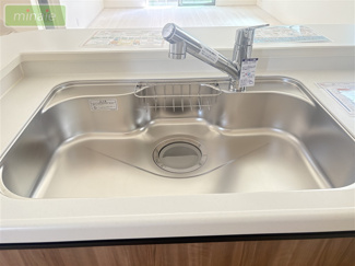 【キッチン】 | 並列2台駐車可　リビング階段  長期優良住宅　勝田台6　全2棟　2号棟