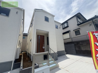 【外観】 | 並列2台駐車可　リビング階段  長期優良住宅　勝田台6　全2棟　2号棟 | 販売現地
スタイリッシュな外観でゆったりした空間が魅力的です♪