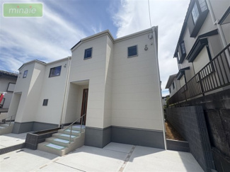 【外観】 | 並列2台駐車可　リビング階段  長期優良住宅　勝田台6　全2棟　2号棟 | 販売現地
スタイリッシュな外観でゆったりした空間が魅力的です♪