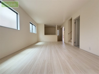 【居間・リビング】 | 並列2台駐車可　リビング階段  長期優良住宅　勝田台6　全2棟　2号棟 | 広々リビングでゆとりの住空間♪ご家族と過ごすのにピッタリです♪