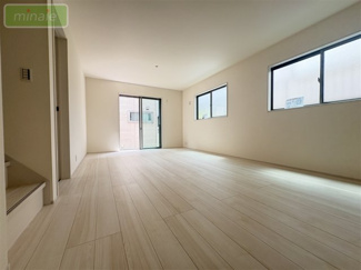 【居間・リビング】 | 並列2台駐車可　リビング階段  長期優良住宅　勝田台6　全2棟　2号棟 | 広々リビングでゆとりの住空間♪ご家族と過ごすのにピッタリです♪