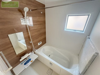 【浴室】 | 並列2台駐車可　リビング階段  長期優良住宅　勝田台6　全2棟　2号棟 | 足を伸ばしてくつろげる1坪タイプの浴室で、贅沢なバスタイムを♪