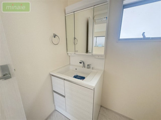 【独立洗面台】 | 並列2台駐車可　リビング階段  長期優良住宅　勝田台6　全2棟　2号棟 | 足を伸ばしてくつろげる1坪タイプの浴室で、贅沢なバスタイムを♪