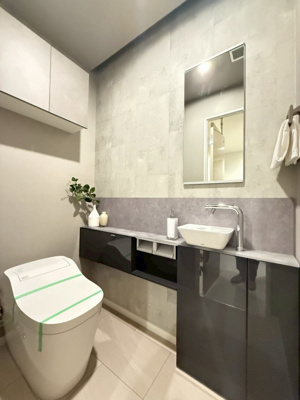 【トイレ】 | THE TOKYO TOWERS SEA TOWER | 落ち着いた色調のトイレです