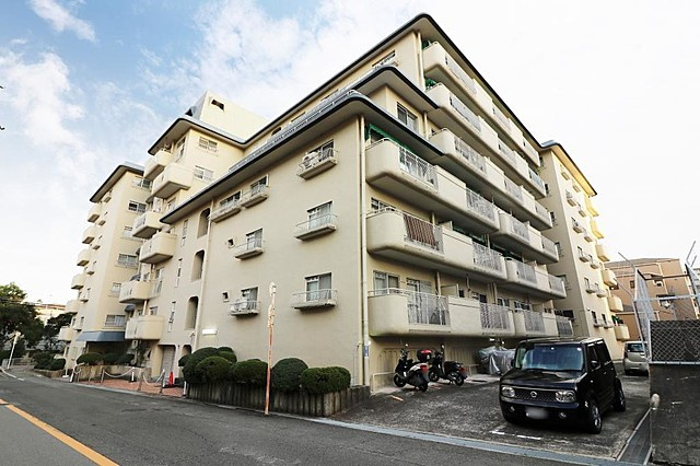 桃山台レックスマンションの外観