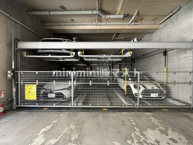 アルグラッド福島EASTの駐車場