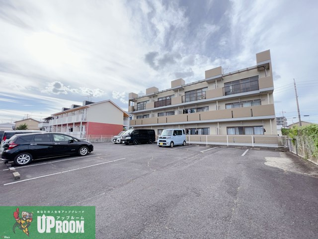 クレール横井の駐車場