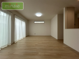 【居間・リビング】 | 並列2台駐車可　WIC　　地震に強い家　勝田台5Ⅵ期　全2棟　2号棟 | 販売現地