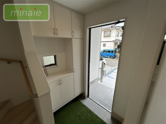 【玄関】 | 並列2台駐車可　WIC　　地震に強い家　勝田台5Ⅵ期　全2棟　2号棟 | 販売現地