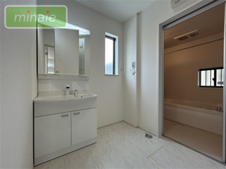 【脱衣所】 | 並列2台駐車可　WIC　　地震に強い家　勝田台5Ⅵ期　全2棟　2号棟 | 販売現地