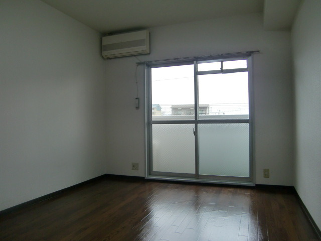 シャトラン弓木三番館の洋室