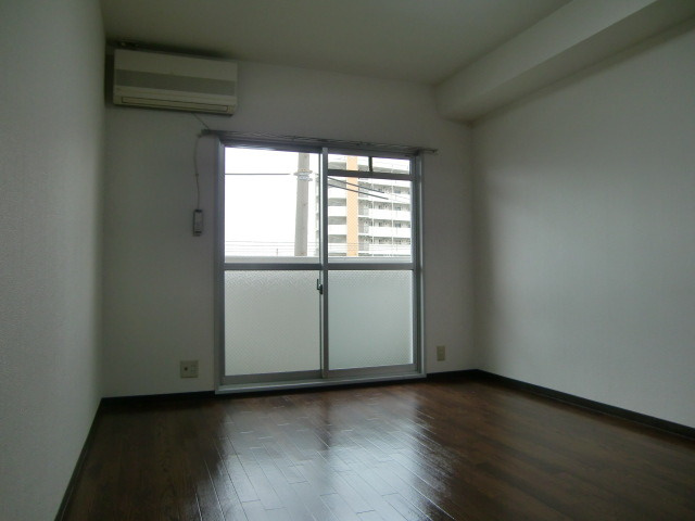 シャトラン弓木三番館の居間・リビング