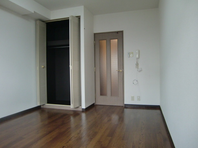 シャトラン弓木三番館の洋室