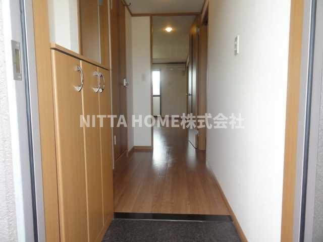 ロワールコートの玄関|収納もある玄関です(*^^)v