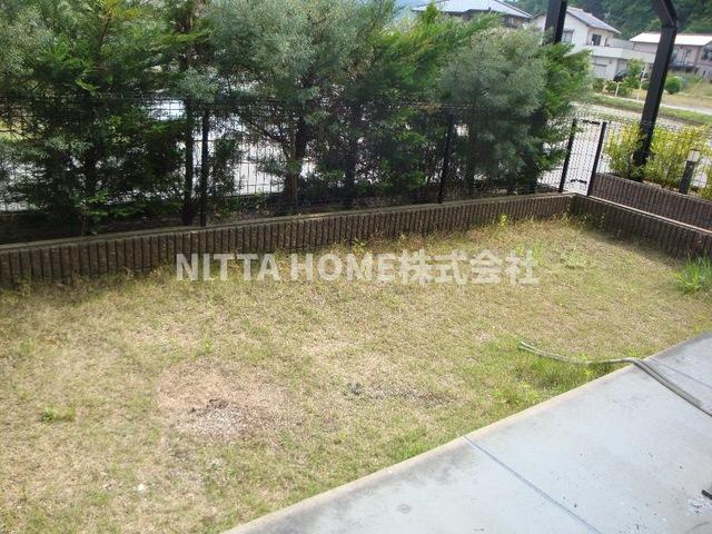 ロワールコートの庭|日当たり良好な専用庭がついています◎