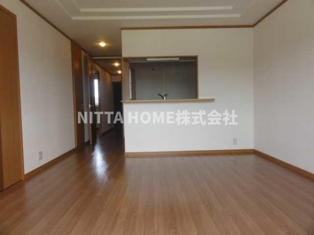 ロワールコートの居間・リビング|キッチン合わせて１３帖のリビング○