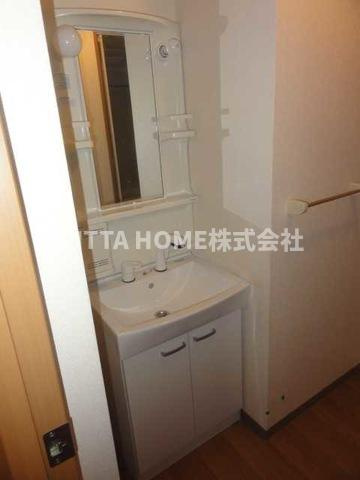 ロワールコートの洗面所|シャワー付きの洗面化粧台もあります♪