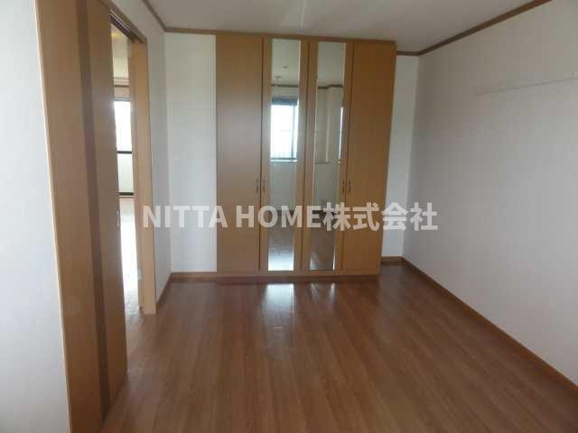 ロワールコートの洋室|６帖以上の洋室が２部屋あります◇