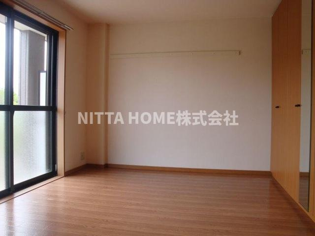 ロワールコートの内装|こちらはリビング隣の６．２帖の洋室です★