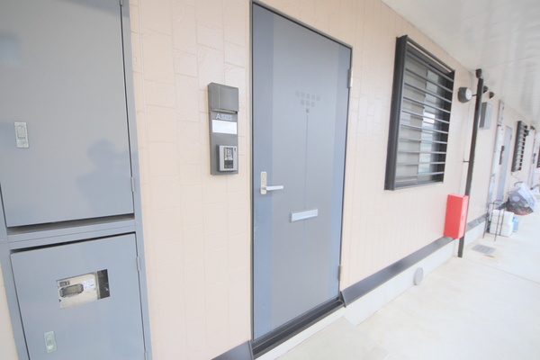 ビヨンドエミネンスB棟の玄関