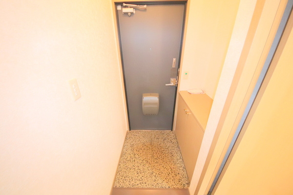 ビヨンドエミネンスC棟の玄関