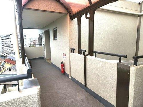 万葉ハイツの玄関|角部屋なので写真通路は他の居住者さんは通ることがありません♪