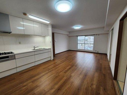 万葉ハイツの居間・リビング|約１６帖のリビング
対面キッチンではなく、大きな窓もあるので
とても広く感じられます♪