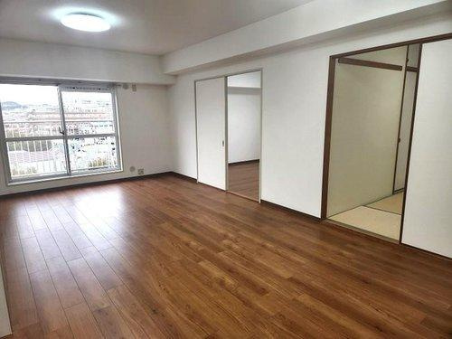 万葉ハイツの居間・リビング|室内中央リビングですが大きな窓あるので開放感があります♪