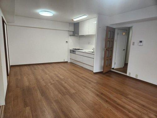 万葉ハイツの居間・リビング|キッチン横は一面壁になるので冷蔵庫や食器棚の配置がしやすいです♪