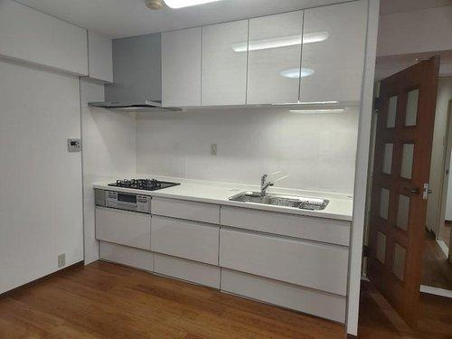 万葉ハイツのキッチン|上下収納付きキッチンは新調し、安心清潔にお使い頂けます♪