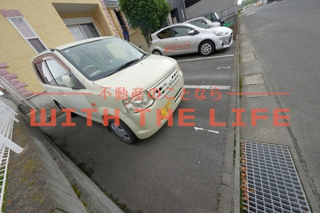 リブレア東櫛原【キャッシュバック対象物件】の駐車場|駐車場に車を止められます