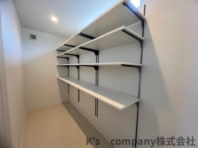 ◎高座郡寒川町田端　新築戸建の収納|キッチンの裏手には収納力のあるパントリー♪備蓄品などもたくさん収納できます☆