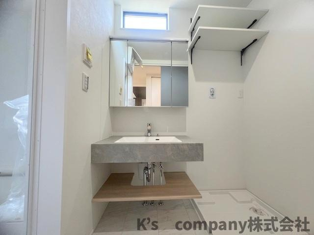 ◎高座郡寒川町田端　新築戸建の独立洗面台|三面鏡の内側には小物収納が充実しています◇