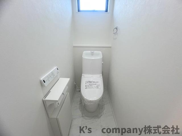 ◎高座郡寒川町田端　新築戸建のトイレ|換気のしやすい窓付きのトイレ◇