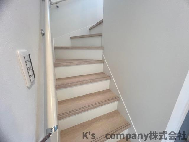◎高座郡寒川町田端　新築戸建の内装|手すり付きの階段◇
