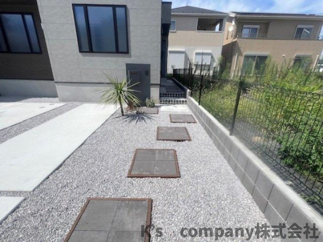 ◎高座郡寒川町田端　新築戸建の庭|玄関までのアプローチ◇センスのいい敷石がお庭に上質なアクセントをプラスしています♪
