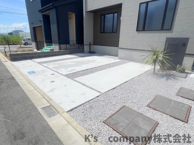 ◎高座郡寒川町田端　新築戸建の駐車場|ゆったりとした駐車スペース◇前面道路は交通量が少ないのでゆっくりと駐車できます◇