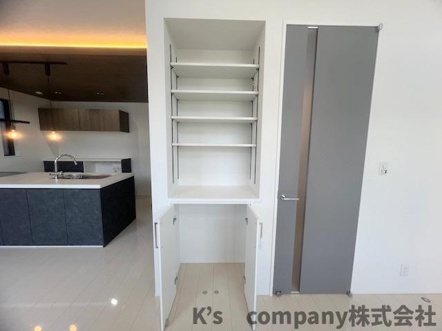 ◎高座郡寒川町田端　新築戸建の収納|リビング収納☆急な来客の際にも対応できる仕切り棚付きです♪