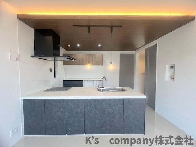 ◎高座郡寒川町田端　新築戸建のキッチン|リビングにいるご家族を感じながらお料理ができます◇小さいお子様のいるご家族は見守りながら家事ができ便利です◇