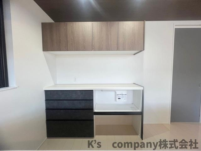 ◎高座郡寒川町田端　新築戸建の収納|キッチンの後方には吊戸棚収納と作業スペースがあります◇