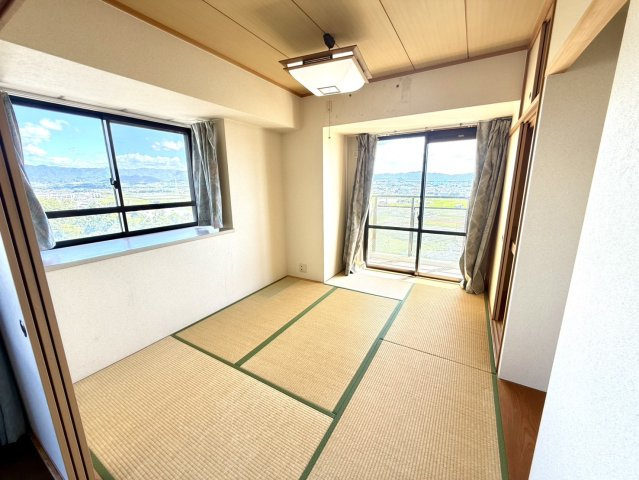 サザンベル泉佐野の和室|角部屋の為窓が2ヶ所！　大きな窓からはたっぷりの日差しが入る、ゆったり寛げるお部屋です♪