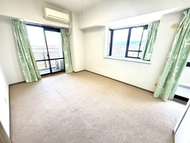 サザンベル泉佐野の洋室|大きな窓からはたっぷりの日差しが入る、ゆったり寛げるお部屋です♪