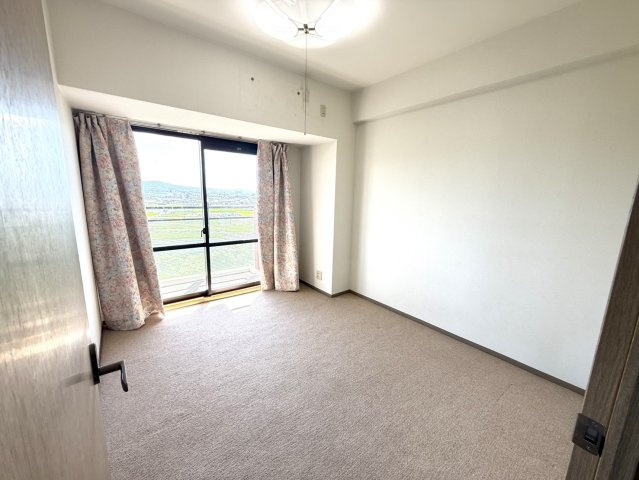 サザンベル泉佐野の洋室|大きな窓からはたっぷりの日差しが入る、ゆったり寛げるお部屋です♪