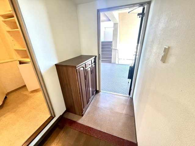 サザンベル泉佐野の玄関|明るく広々開放的な玄関スペース♪