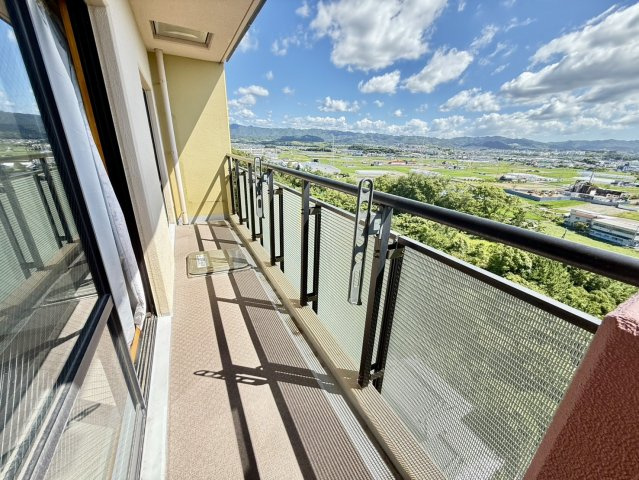 サザンベル泉佐野のバルコニー|バルコニーからは山々や海が一望出来ます♪　角部屋の為、バルコニーが計3か所！