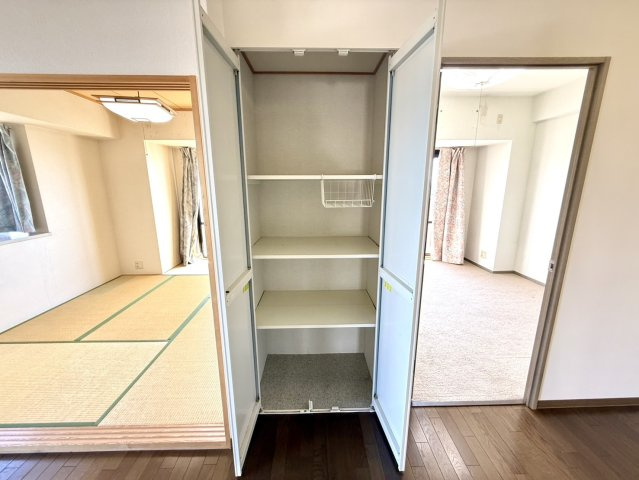 サザンベル泉佐野の玄関|リビング部分収納。書類や季節家電等の収納にとっても便利です♪