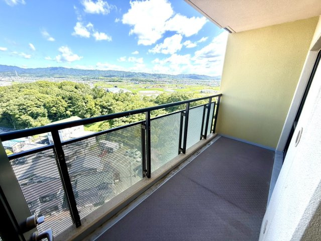 サザンベル泉佐野のバルコニー|バルコニーからは山々や海が一望出来ます♪　角部屋の為、バルコニーが計3か所！